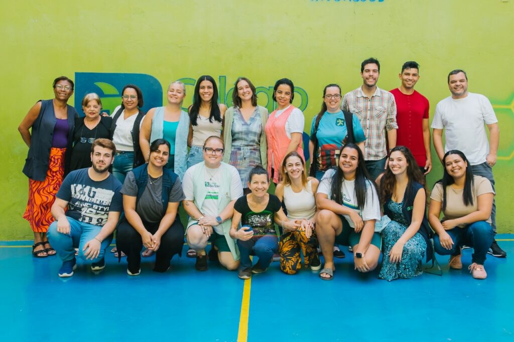 Equipe do Colégio Bertolazzi reunida na quadra